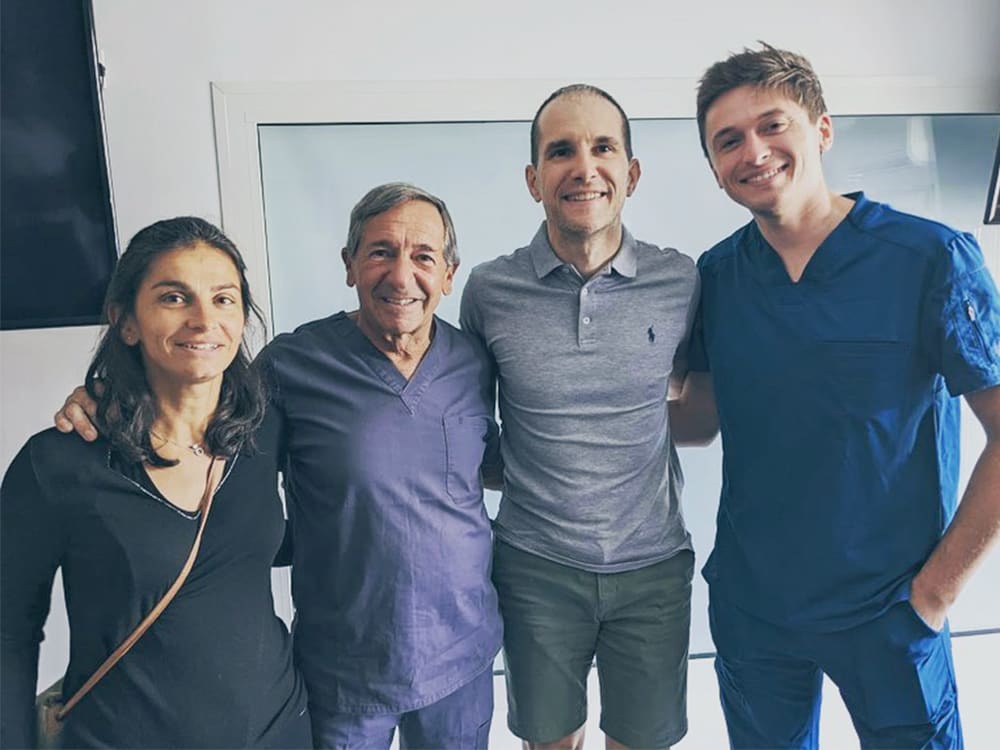 Le Dr Patrick Palacci et le Dr Théo Laplane en compagnie de deux chirurgiens-dentistes à la fin d’une session de formation sur l’implantologie