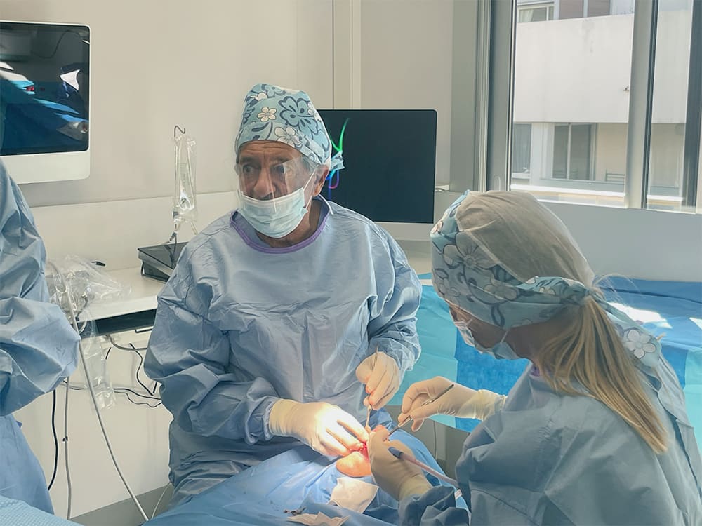 Intervention chirurgicale du Dr Palacci lors d’une formation au bloc opératoire de la clinique dentaire BOC Marseille