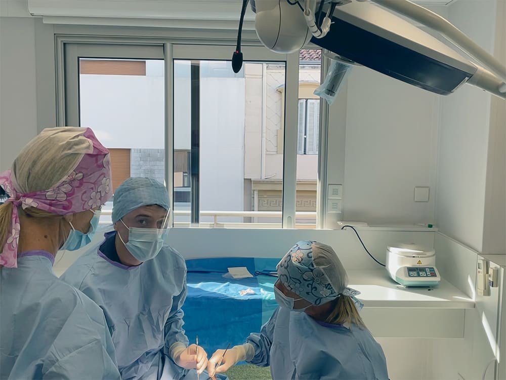 Intervention chirurgicale du Dr Laplane lors d’une formation au bloc opératoire de la clinique dentaire BOC Marseille