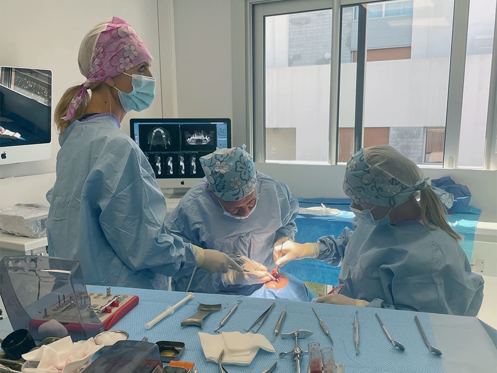 Intervention chirurgicale du Dr Palacci lors d’une formation au bloc opératoire de la clinique dentaire BOC Marseille