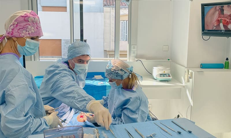 Intervention chirurgicale du Dr Laplane lors d’une formation au bloc opératoire de la clinique dentaire BOC Marseille